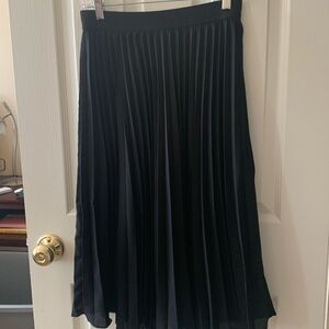 Black pleated skirt with elastic waist